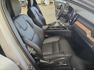 2023 Volvo XC60 B5 Plus Dark Theme