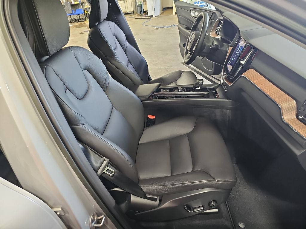 2023 Volvo XC60 B5 Plus Dark Theme