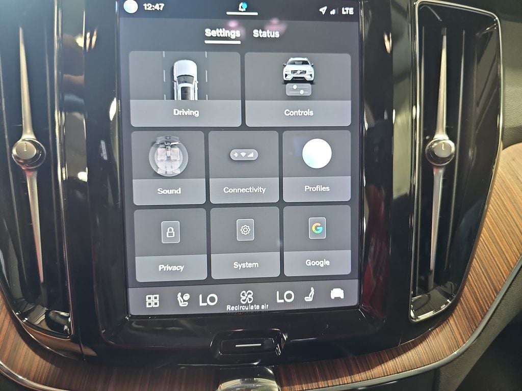 2023 Volvo XC60 B5 Plus Dark Theme