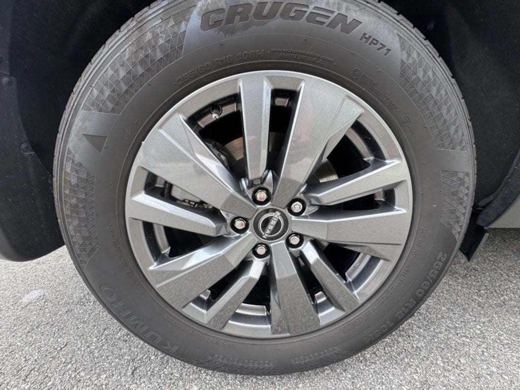 2025 Nissan Pathfinder SV