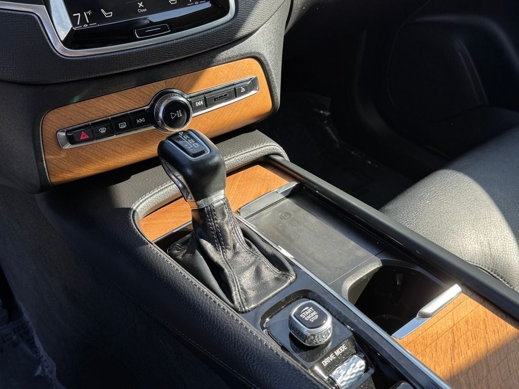 2021 Volvo XC90 T6 Momentum