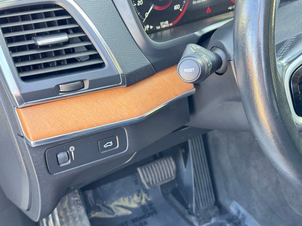 2021 Volvo XC90 T6 Momentum