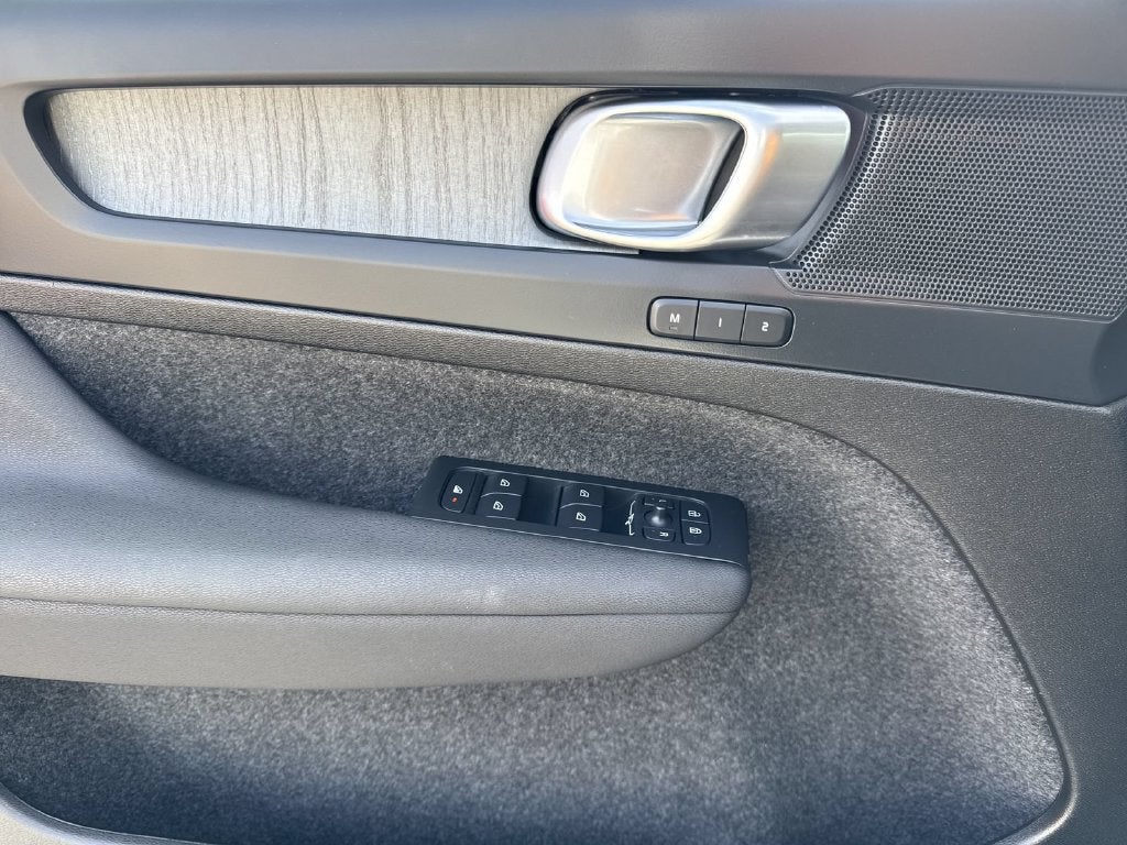 2025 Volvo XC40 B5 Plus Bright Theme