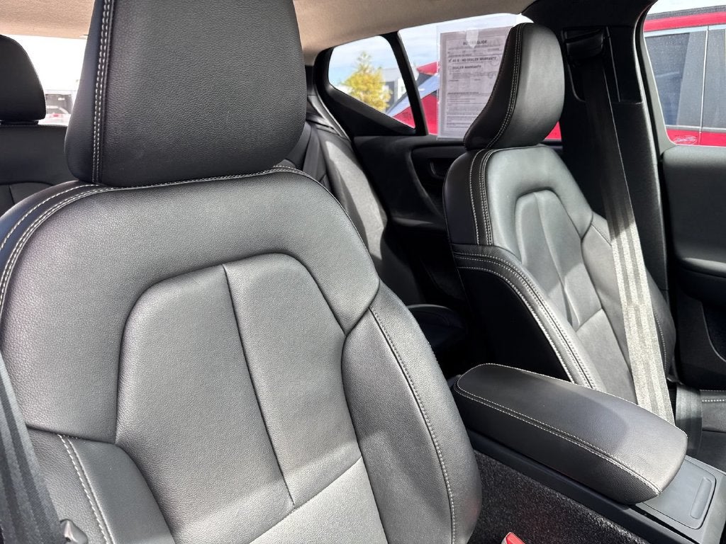 2025 Volvo XC40 B5 Plus Bright Theme