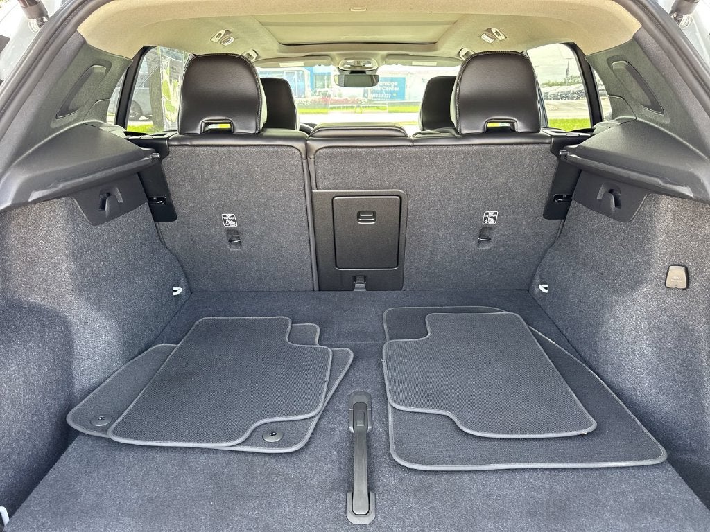 2025 Volvo XC40 B5 Plus Bright Theme