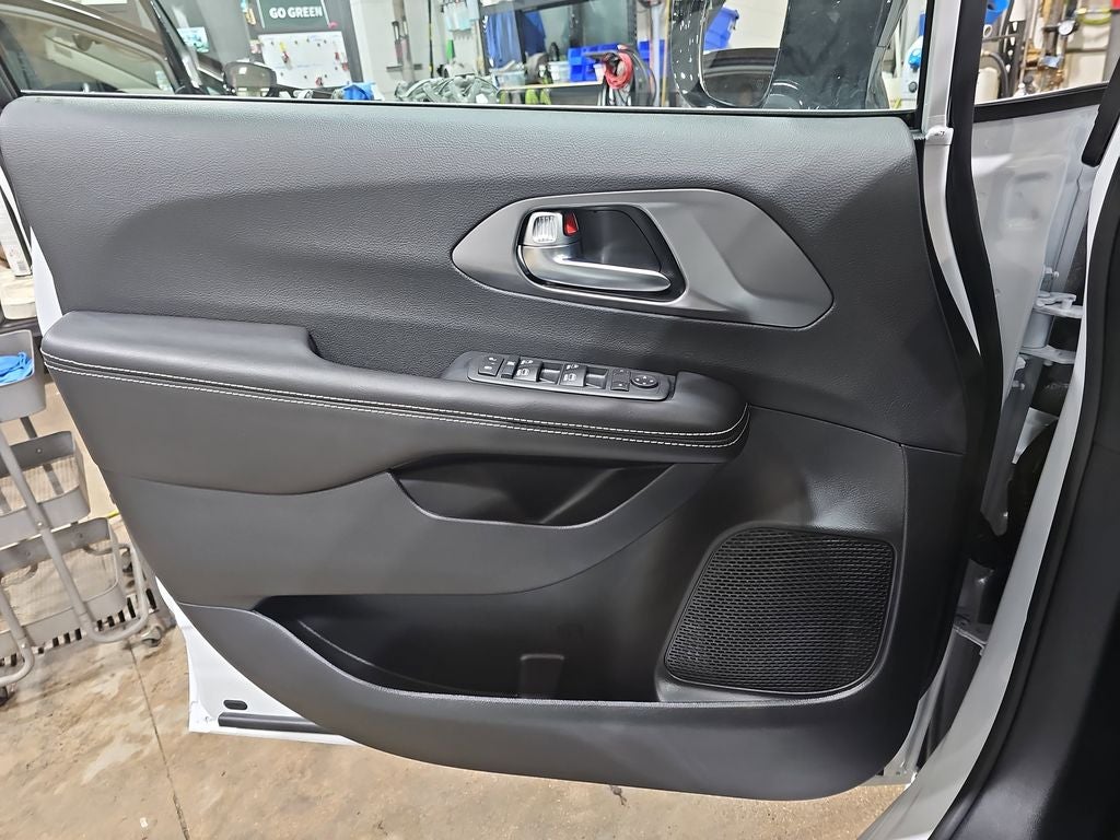 2026 Chrysler Voyager LX