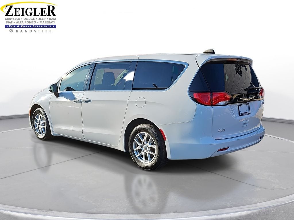 2022 Chrysler Voyager LX