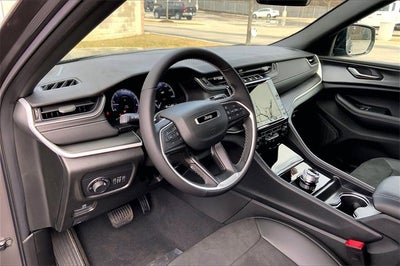 2025 Jeep Grand Cherokee Base