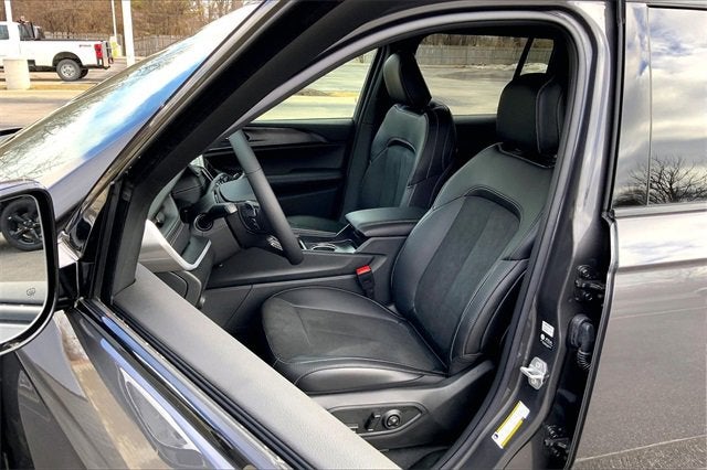 2025 Jeep Grand Cherokee Base