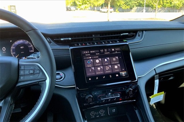 2025 Jeep Grand Cherokee Base