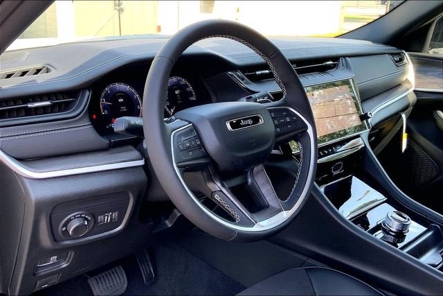 2027 Jeep Grand Cherokee Laredo Altitude