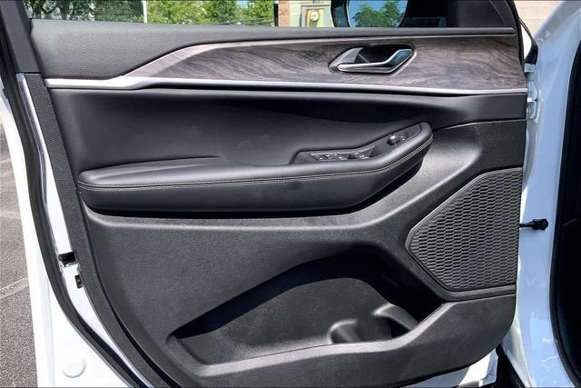 2027 Jeep Grand Cherokee Laredo Altitude