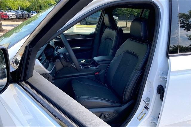 2027 Jeep Grand Cherokee Laredo Altitude