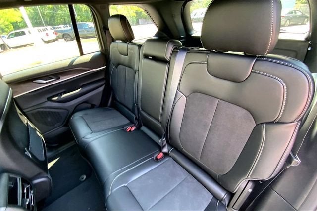2027 Jeep Grand Cherokee Laredo Altitude