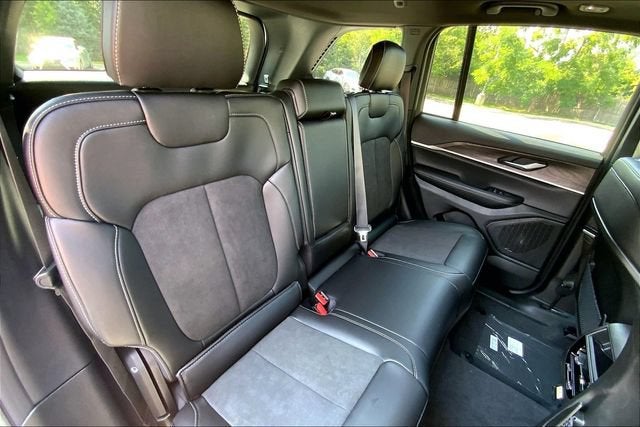 2027 Jeep Grand Cherokee Laredo Altitude