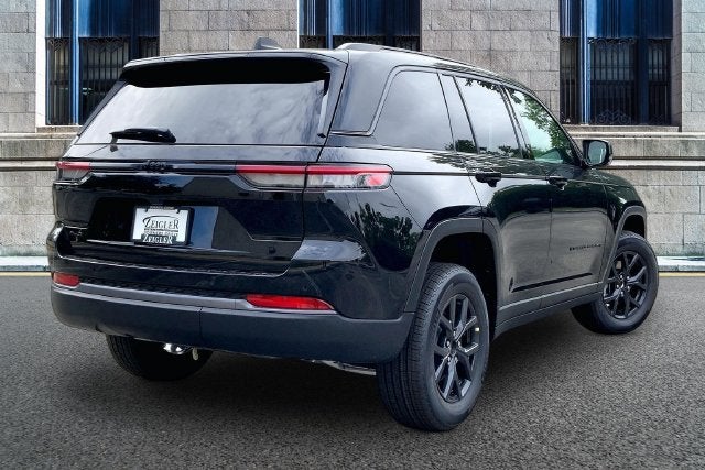2027 Jeep Grand Cherokee Laredo Altitude