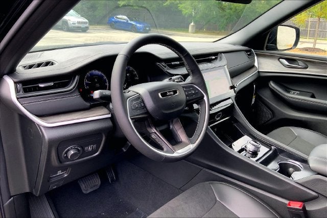 2027 Jeep Grand Cherokee Laredo Altitude