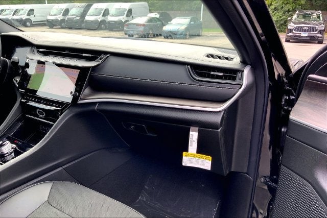 2027 Jeep Grand Cherokee Laredo Altitude