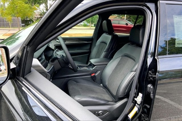 2027 Jeep Grand Cherokee Laredo Altitude