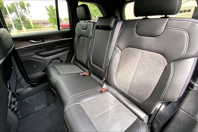 2027 Jeep Grand Cherokee Laredo Altitude