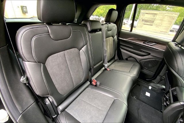 2027 Jeep Grand Cherokee Laredo Altitude
