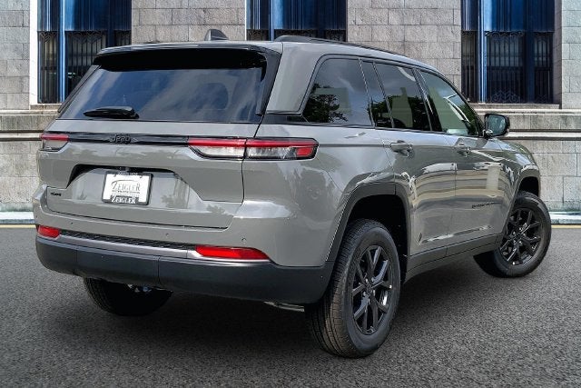 2027 Jeep Grand Cherokee Laredo Altitude