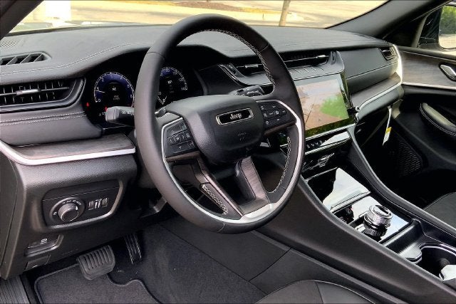 2027 Jeep Grand Cherokee Laredo Altitude