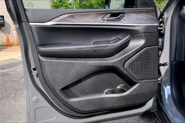 2027 Jeep Grand Cherokee Laredo Altitude