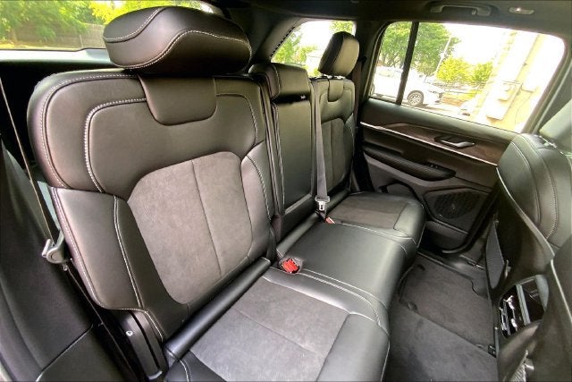 2027 Jeep Grand Cherokee Laredo Altitude