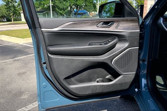 2027 Jeep Grand Cherokee Limited Reserve