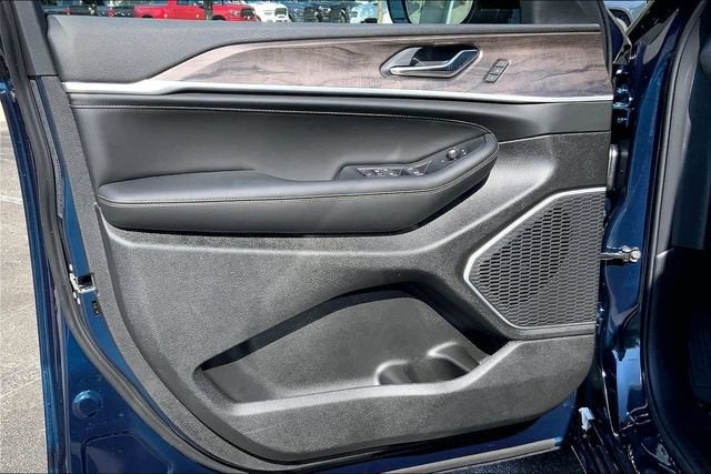 2027 Jeep Grand Cherokee Limited Reserve