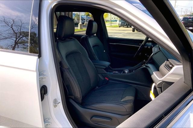 2026 Jeep Grand Cherokee L Laredo Altitude