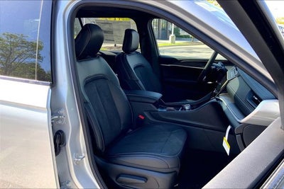 2026 Jeep Grand Cherokee L Laredo Altitude