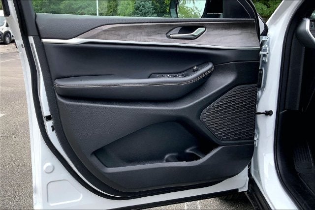 2027 Jeep Grand Cherokee L Laredo Altitude