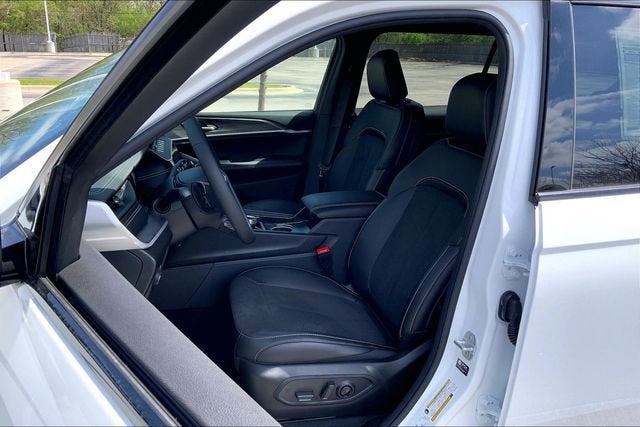 2026 Jeep Grand Cherokee L Laredo Altitude
