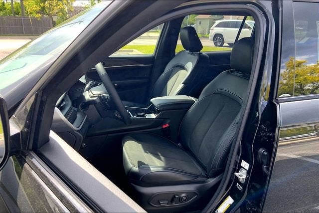 2026 Jeep Grand Cherokee L Laredo Altitude