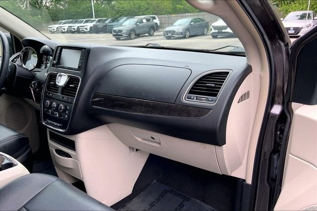 2015 Chrysler Town & Country LX