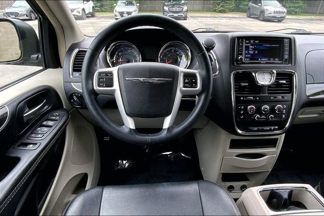 2015 Chrysler Town & Country LX