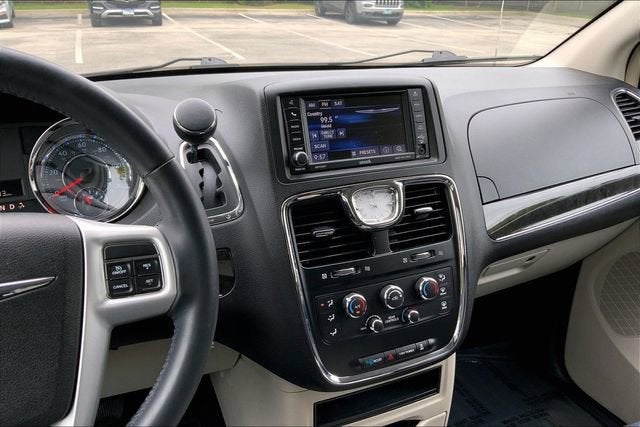 2015 Chrysler Town & Country LX