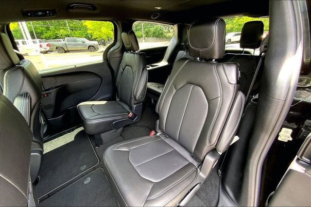 2027 Chrysler Pacifica Select