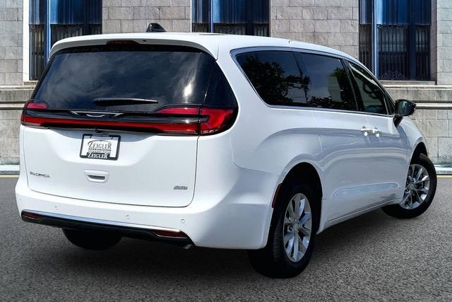 2027 Chrysler Pacifica Select