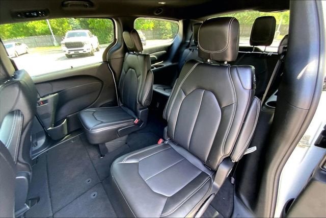 2027 Chrysler Pacifica Select