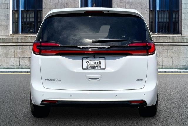 2027 Chrysler Pacifica Select
