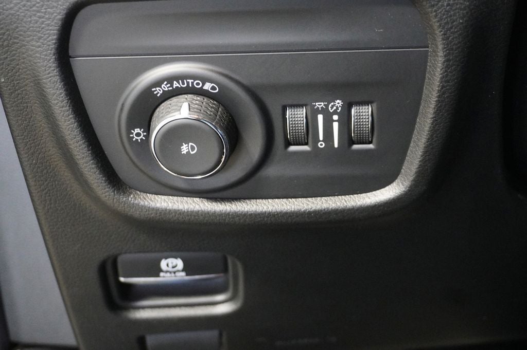 2023 Jeep Grand Cherokee Limited Navigation System & Radio: Uconnect 5 Nav w/10.1"