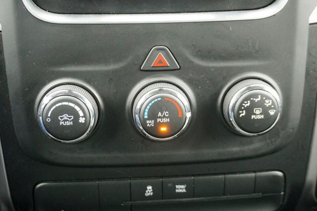 2022 RAM 1500 Classic SLT Apple CarPlay & ParkView Rear Back-Up Camera