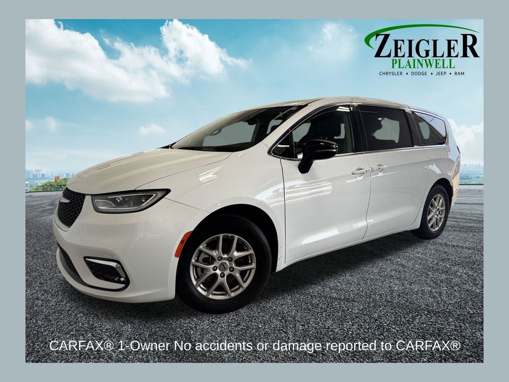 2024 Chrysler Pacifica Touring L's photo
