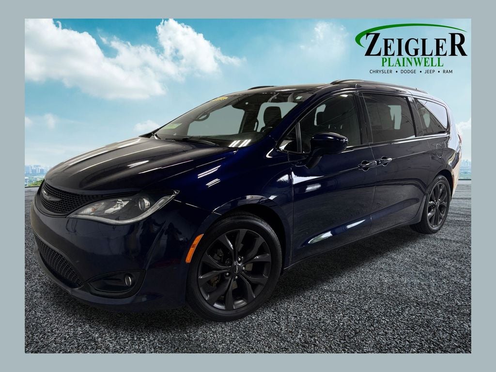 2018 Chrysler Pacifica Touring L Plus's photo
