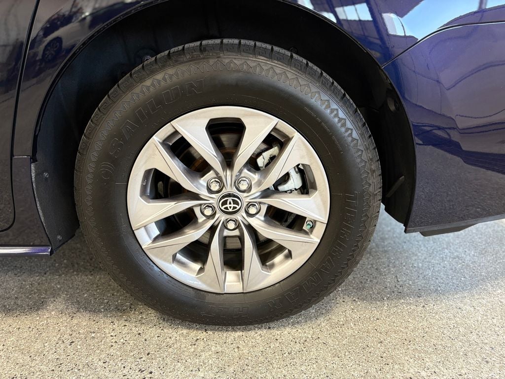 2023 Toyota Sienna LE 8 Passenger