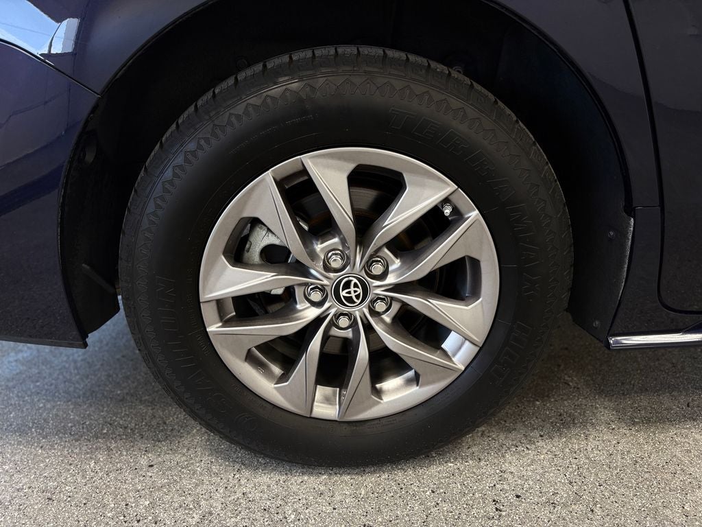 2023 Toyota Sienna LE 8 Passenger
