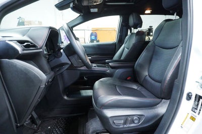 2025 Toyota Sienna XSE Power moonroof & Navigation System